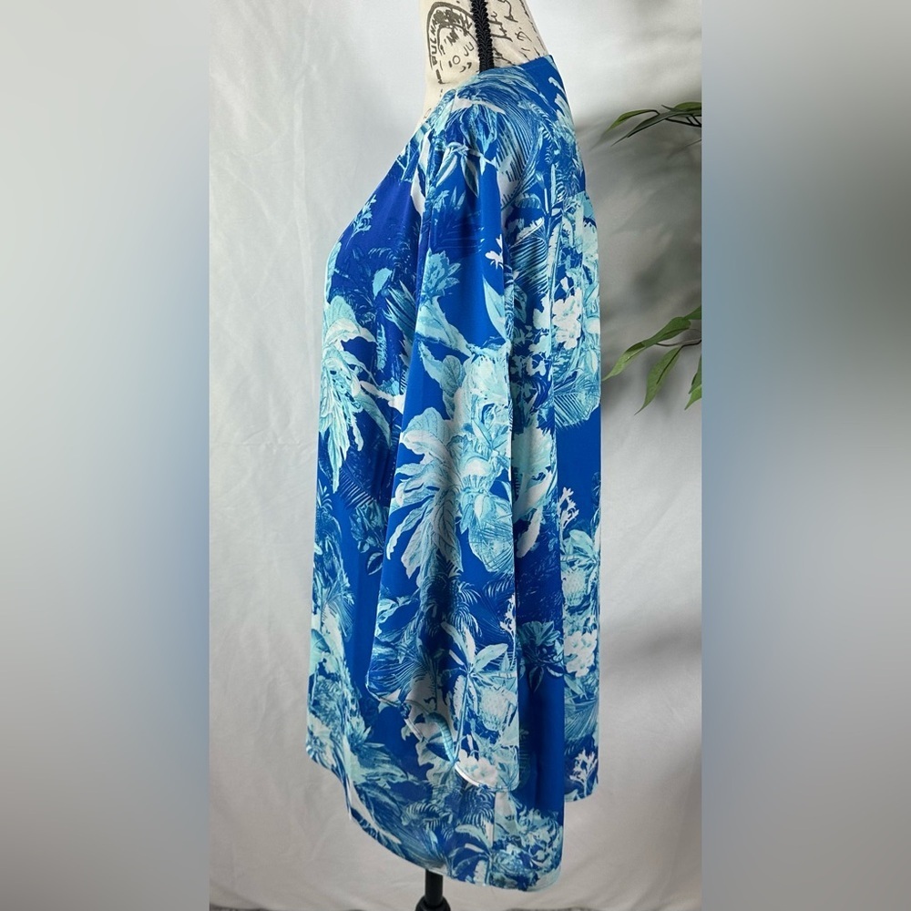 Elegant Blue and White Blouse with Chic Design 💙 - Picture 9 of 11
